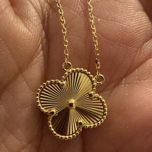 Elegant Gold Flower Pendant Necklace